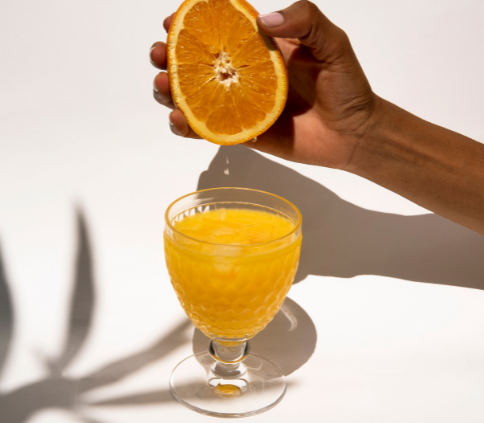 I nostri succhi sono vera e propria frutta da bere.  Selezioniamo le migliori arance e le lavoriamo con tecnologia, rispetto dell'ambiente e passione.  Il risultato  un succo 100% arancia spremuta a freddo, non pastorizzato, senza zuccheri o conservant