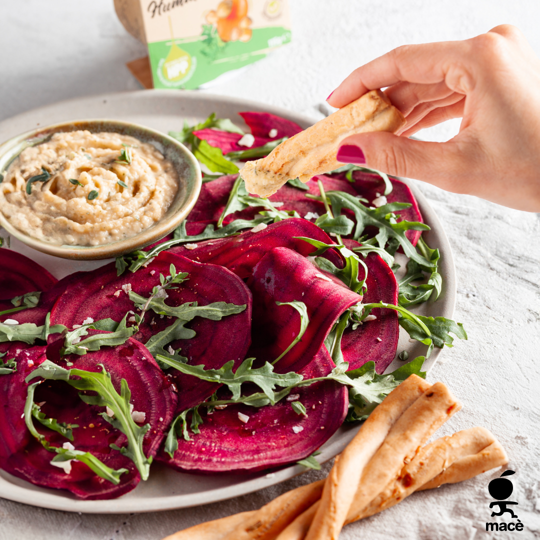 ricetta veloce con Carpaccio di barbabietola rossa, Hummus di Scalogno e Prezzemolo Mac, rucola e lievito alimentare in scaglie