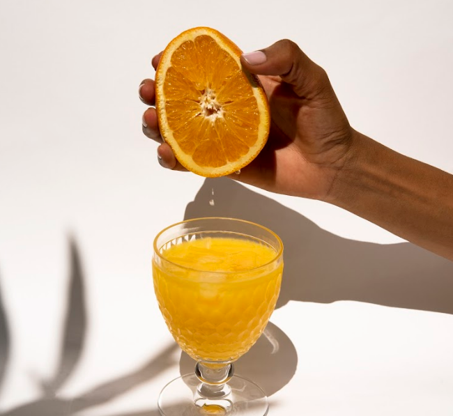 bicchiere di spremuta di arancia come fatta in casa