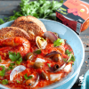 ricetta zuppa di pesce con pesto ai pomodori secchi mace', merluzzo, scampi e vongole accompagnate da pane rustico tostato